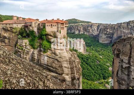 Panoramablick auf die Klöster Varlaam und Rousanou, dramatisch gebaut auf monolithischen Felsformationen in Meteora, Griechenland Stockfoto