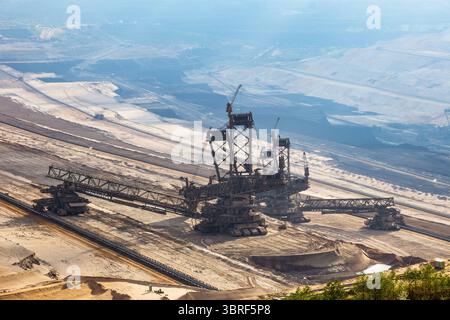 Schaufelradbagger baut Braunkohle (Braunkohle) in einem Tagebau ab Stockfoto