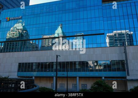 Reflexion des Fairmont Hotel Vancouver im Microsoft-Gebäude an der Howe Street in Vancouver, BC. Stockfoto