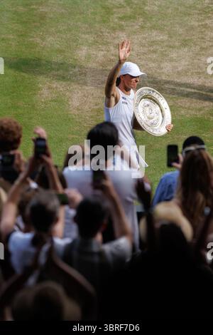 Wimbledon, Großbritannien. Juli 2025. IgA Swiatek (POL) gewinnt die Ladie's Championship während Wimbledon 2025. Quelle: Corleve/Alamy Live News Stockfoto