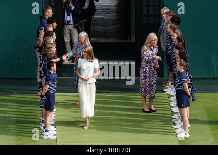 Wimbledon, Großbritannien. Juli 2025. Ihre Königliche Hoheit Catherine die Prinzessin von Wales begrüßt die Ballkinder im Ladie's Finale während Wimbledon 2025. Quelle: Corleve/Alamy Live News Stockfoto