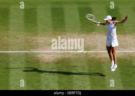 Wimbledon, Großbritannien. Juli 2025. IgA Swiatek (POL) gewinnt die Ladie's Championship während Wimbledon 2025. Quelle: Corleve/Alamy Live News Stockfoto