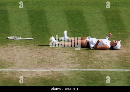 Wimbledon, Großbritannien. Juli 2025. IgA Swiatek (POL) gewinnt die Ladie's Championship während Wimbledon 2025. Quelle: Corleve/Alamy Live News Stockfoto