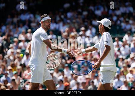 Wimbledon, Großbritannien. Juli 2025. Rinky Hijikata (aus) und David Pel (NED) im Doppel-Finale der Herren während Wimbledon 2025. Quelle: Corleve/Alamy Live News Stockfoto