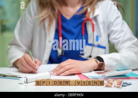 Ein Arzt schreibt wichtige Notizen mit Scrabble Letters Medical Concept sorgfältig gekennzeichnet Stockfoto