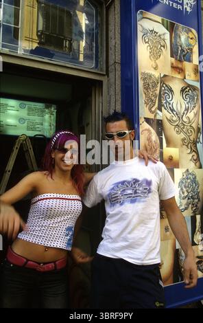 madrid spanien Junges Paar Tätowierung spanisches Paar sieht Front Kamera Tattoo Studio Hintergrund glücklich Tattoos zu zeigen Stockfoto