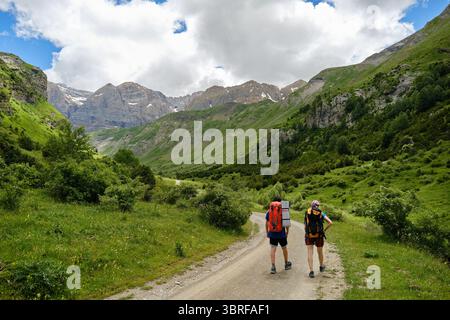 Wanderer mit Rucksäcken auf einem Bergweg Stockfoto