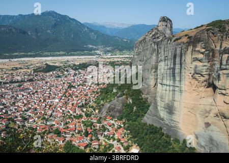 Meteora. Aus der Vogelperspektive von Kalambaka aus den Klöstern, Griechenland. Stockfoto