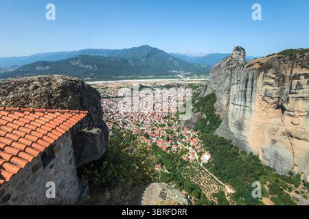 Meteora. Aus der Vogelperspektive von Kalambaka aus den Klöstern, Griechenland. Stockfoto