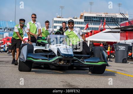 Newton, Ia, USA. Juli 2025. Crew-Mitglieder von Juncos Hollinger Racing Chevrolet bereiten ihren Rennwagen für das Sukup INDYCAR Race Weekend in NEWTON, IA, USA vor. (Kreditbild: © Walter G. Arce Sr./ASP via ZUMA Press Wire) NUR REDAKTIONELLE VERWENDUNG! Nicht für kommerzielle ZWECKE! Stockfoto