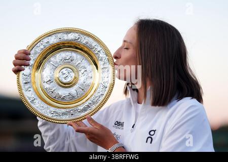 IgA Swiatek mit einer Nachbildung der Venus Rosewater Dish nach ihrem Sieg über Amanda Anisimova, ihrem 6. Grand Slam Titel, am 13. Tag der Wimbledon Championships 2025 im All England Lawn Tennis and Croquet Club, London. Bilddatum: Samstag, 12. Juli 2025. Stockfoto
