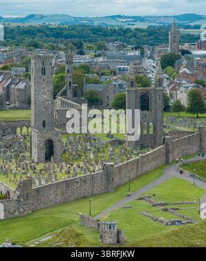 Aus der Vogelperspektive von St. Andrews, einer Stadt an der Ostküste von Fife in Schottland. St. Andrews Kathedrale und Schloss, Blick auf die Küste und ihre Grünflächen Stockfoto