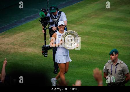 London, Großbritannien. Juli 2025. IgA Swiatek (POL) während des Womens Final Matches gegen Amanda Anisimova (USA) bei der Wimbledon Championship im All England Lawn Tennis & Croquet Club, London am Samstag, 12. Juli 2025. Foto: Patrick Hamilton/SIPA USA) Credit: SIPA USA/Alamy Live News Stockfoto
