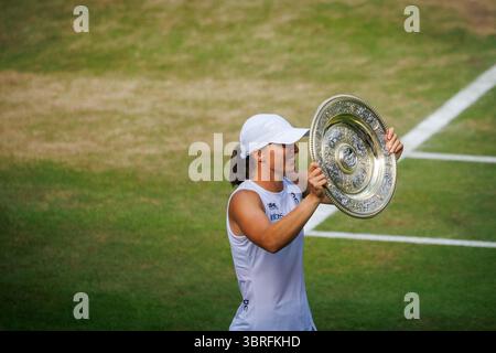 London, Großbritannien. Juli 2025. IgA Swiatek (POL) während des Womens Final Matches gegen Amanda Anisimova (USA) bei der Wimbledon Championship im All England Lawn Tennis & Croquet Club, London am Samstag, 12. Juli 2025. Foto: Patrick Hamilton/SIPA USA) Credit: SIPA USA/Alamy Live News Stockfoto