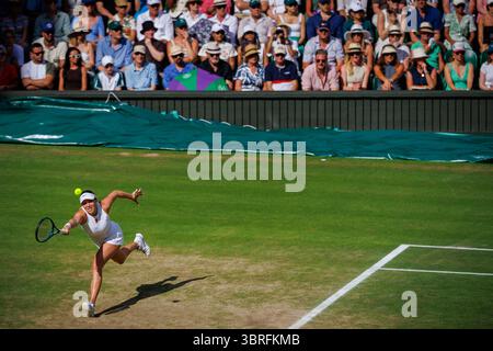 London, Großbritannien. Juli 2025. Amanda Anisimova (USA) während des Womens Final Matches gegen IgA Swiatek (POL) bei der Wimbledon Championship im All England Lawn Tennis & Croquet Club, London am Samstag, 12. Juli 2025. Foto: Patrick Hamilton/SIPA USA) Credit: SIPA USA/Alamy Live News Stockfoto