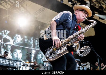 Bodelva, Großbritannien. Juli 2025. Wahnsinn verwandle das Eden Project in das House of Fun, während du 2025 bei den Eden Sessions in Cornwall auftrittst. Die Band wurde 1976 gegründet. Sie wurden zu einer der bekanntesten Bands der späten 1970er und frühen 1980er Jahre, die zwei-Tone Ska Revival, haben 13 Alben seit ihrer Gründung veröffentlicht und haben 16 Singles die Top Ten in Großbritannien geschlagen! Die Band wird von Graham McPherson (Suggs) als Sänger geleitet, wobei Chris Foreman (Gitarre), Mike Carson (Keyboards), lee Thompson (Saxophon), Dan Woodgate (Schlagzeug) und Mark Bedford (Bass) die restlichen Nutty Boys bilden! Quelle: Mark Passm Stockfoto