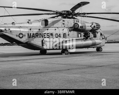 Schwarz-weiß-Bild eines USMC CH-53E Super Hengstes von HMH-772 bei McGuire AFB, New Jersey, Mai 2025. Seitenansicht auf statischem Display. Stockfoto