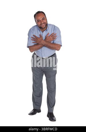Einzelner ägyptischer arabischer Mann respektvolle warme Grußgeste, Hände auf dem Herzen, Gefühle zeigen, isoliert auf weiß Stockfoto