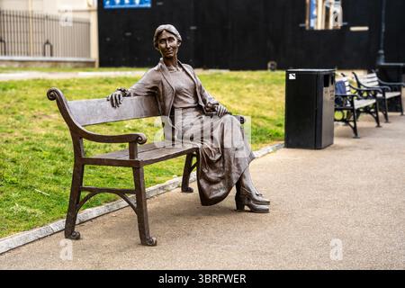 Lebensgroße Statue der Schriftstellerin Virginia Woolf auf einer Bank an der Themse in Richmond, wo sie lebte und Hogarth Press, Richmond upon Thames, Großbritannien gründete Stockfoto