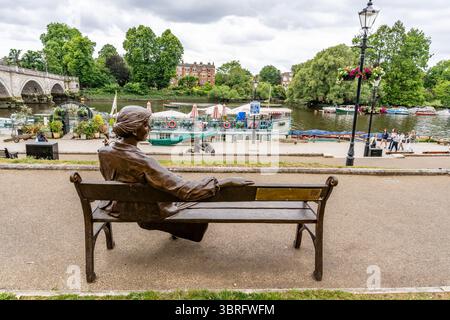 Lebensgroße Statue der Schriftstellerin Virginia Woolf auf einer Bank an der Themse in Richmond, wo sie lebte und Hogarth Press, Richmond upon Thames, Großbritannien gründete Stockfoto