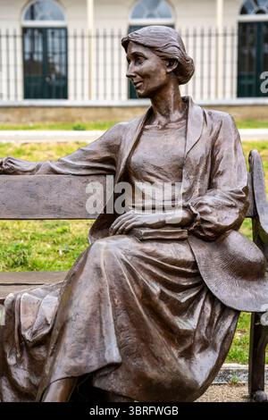 Lebensgroße Statue der Schriftstellerin Virginia Woolf auf einer Bank an der Themse in Richmond, wo sie lebte und Hogarth Press, Richmond upon Thames, Großbritannien gründete Stockfoto