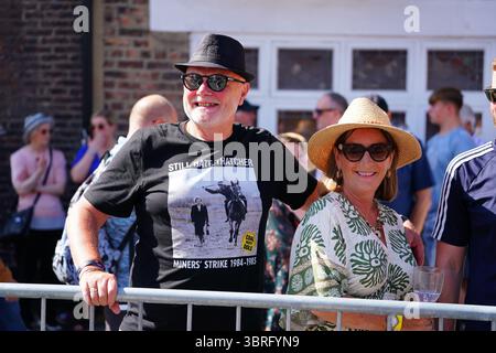 Durham, Vereinigtes Königreich, 12. Juli 2025. Während der 139. Durham Miner's Gala ziehen Demonstranten durch die Stadt Durham und sprechen ihre Unterstützung für die Rechte der Arbeiter und internationale Anliegen aus. Das große Treffen dient als mächtige Plattform für politische Meinungsäußerung, gewerkschaftliche Solidarität und den Stolz der Gemeinschaft. (Foto: Lewis Langstaff-Wood/Alamy Live News) Stockfoto