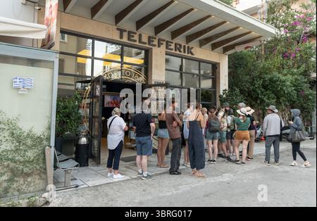 Touristen stehen in der Warteschlange für die Seilbahn Lycabettus Hill in Athen, Griechenland Stockfoto
