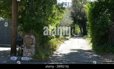 Encino, Kalifornien, USA 11. Juli 2025 Lee Grant ehemaliges Haus in der 5417 Encino Avenue am 11. Juli 2025 in Encino, Kalifornien, USA. Foto: Barry King/Alamy Stock Photo Stockfoto