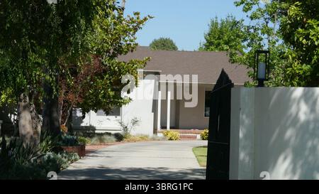 Encino, Kalifornien, USA 11. Juli 2025 Schauspieler Tige Andrews, ehemaliges Haus an der Encino Avenue am 11. Juli 2025 in Encino, Kalifornien, USA. Foto: Barry King/Alamy Stock Photo Stockfoto
