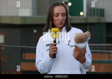 London, Celestynow, Großbritannien. Juli 2025. IGA SWIATEK aus Polen feiert den Sieg des Finales der Meisterschaften 2025 im Wimbledon AELTC in London. (Kreditbild: © Marcin Cholewinski/ZUMA Press Wire) NUR REDAKTIONELLE VERWENDUNG! Nicht für kommerzielle ZWECKE! Stockfoto