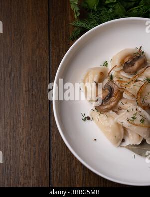 Traditionelle Knödel mit Pilzen und Kräutern auf Teller Stockfoto