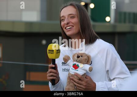 London, Großbritannien. Juli 2025. IGA SWIATEK, 24 von Polen, feiert den Sieg des Tennis-Superstars Swiatek wird Champion des All England Club 2025, nachdem er mit 6:0, 6-0 American Anisimova, 23. Historischer Tag, als ihr erster Sieg in Wimbledon und das erste Frauenfinale beim Turnier seit 114 Jahren, in dem ein Spieler kein einziges Spiel gewinnen konnte. "Es scheint," sagte Swiatek, der jetzt ungeschlagen ist und 6-0 in großen Titelspielen spielt, "super surreal". Nach dem 13. Setzplatz, der USA Anisimova, in ihrem ersten Slam-Finale an einem sonnigen, luftigen Samstag auf dem Centre Court. "Ich war ein bisschen gefroren, wi Stockfoto