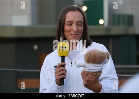 London, Großbritannien. Juli 2025. IGA SWIATEK, 24 von Polen, feiert den Sieg des Tennis-Superstars Swiatek wird Champion des All England Club 2025, nachdem er mit 6:0, 6-0 American Anisimova, 23. Historischer Tag, als ihr erster Sieg in Wimbledon und das erste Frauenfinale beim Turnier seit 114 Jahren, in dem ein Spieler kein einziges Spiel gewinnen konnte. "Es scheint," sagte Swiatek, der jetzt ungeschlagen ist und 6-0 in großen Titelspielen spielt, "super surreal". Nach dem 13. Setzplatz, der USA Anisimova, in ihrem ersten Slam-Finale an einem sonnigen, luftigen Samstag auf dem Centre Court. "Ich war ein bisschen gefroren, wi Stockfoto