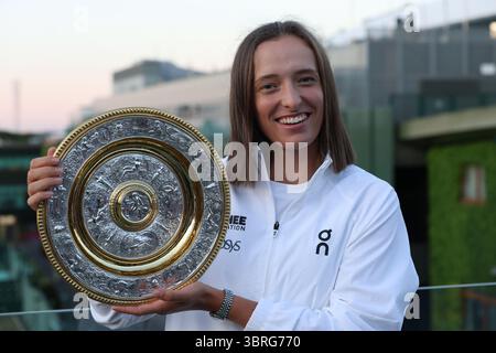 London, Großbritannien. Juli 2025. IGA SWIATEK, 24 von Polen, feiert den Sieg des Tennis-Superstars Swiatek wird Champion des All England Club 2025, nachdem er mit 6:0, 6-0 American Anisimova, 23. Historischer Tag, als ihr erster Sieg in Wimbledon und das erste Frauenfinale beim Turnier seit 114 Jahren, in dem ein Spieler kein einziges Spiel gewinnen konnte. "Es scheint," sagte Swiatek, der jetzt ungeschlagen ist und 6-0 in großen Titelspielen spielt, "super surreal". Nach dem 13. Setzplatz, der USA Anisimova, in ihrem ersten Slam-Finale an einem sonnigen, luftigen Samstag auf dem Centre Court. "Ich war ein bisschen gefroren, wi Stockfoto