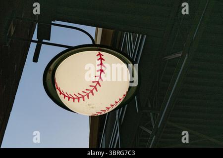 Foto eines beleuchteten Baseballlichts vor einem Stadion. Stockfoto