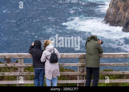 Besucher, die von einer hölzernen Aussichtsplattform auf den Klippen der Slieve League (Sliabh Liag) im County Donegal, Irland, über den Atlantik blicken. Stockfoto
