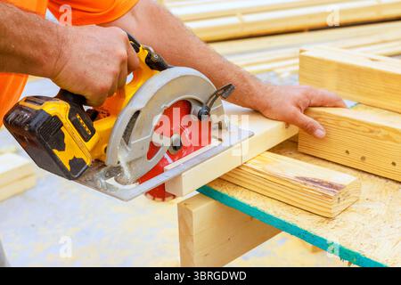 Zimmermann schneidet Holz mit Kreissäge, handwerkliches Können Sorgfalt fürs Detail in der Werkstatt. Stockfoto