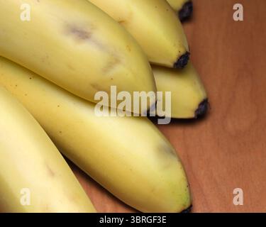 Helle, frische Bananen auf einem Holztisch. Stockfoto