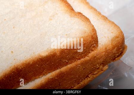 Frisch geröstete Brotscheiben stapeln sich zusammen und versprechen eine leckere Mahlzeit. Stockfoto