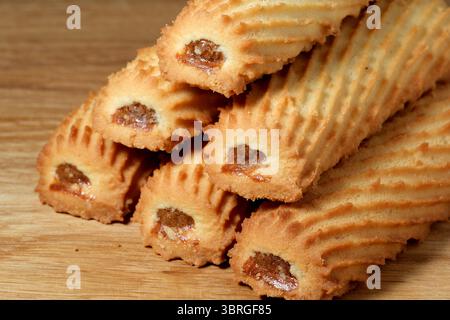 Goldene gebackene Snacks mit süßem Zentrum sind kunstvoll für den Genuss arrangiert. Stockfoto