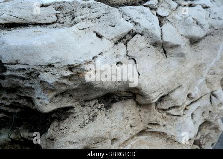 Nahaufnahme einzigartiger Gesteinsstrukturen, die Erosion und Zeit reflektieren. Stockfoto