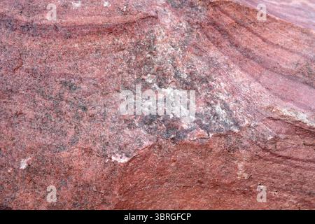 Nahaufnahme einer lebendigen Felsoberfläche mit natürlichen Mustern und Farben. Stockfoto