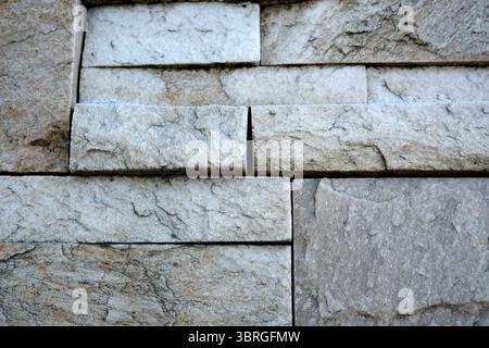Details aus strukturierten grauen Steinen schaffen eine harmonische und stilvolle Kulisse. Stockfoto