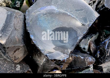 Obsidian-Steine funkeln mit einer glänzenden Oberfläche, die das Licht wunderbar reflektiert. Stockfoto
