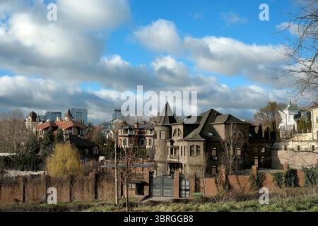 Bezaubernde Gebäude zeigen einzigartige Designs unter einem hellblauen Himmel. Stockfoto