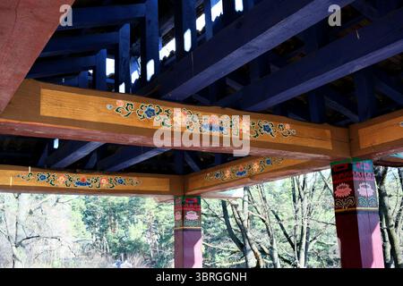 Farbenfrohe Holzbalken zeigen komplexe Designs in ruhiger Lage. Stockfoto