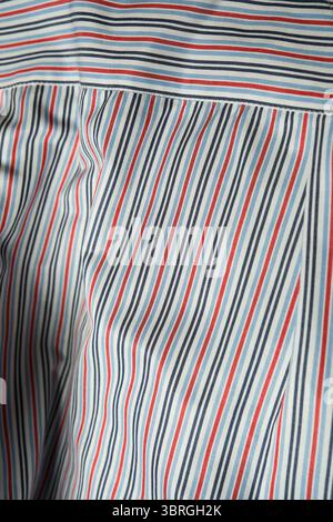 Nahaufnahme eines Stoffes mit leuchtenden Streifenmustern. Stockfoto