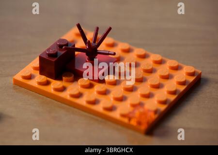 Eine bunte Anordnung von Ziegeln bildet eine künstlerische Struktur auf einem Tisch. Stockfoto