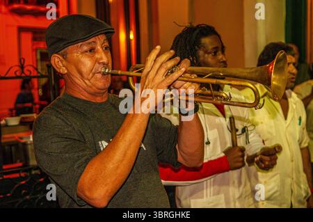 Kubanischer Mann, der Trompete in einem Restaurant/einer Bar in Havanna spielt. © Kraig Lieb Stockfoto