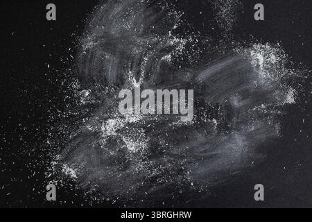 Weiße Acrylpastellfarben auf schwarzer Papierstruktur, abstrakt gemustertes Grau Stockfoto